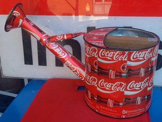 Gießkanne mit Coca Cola Dosen verkleidet ca 45x28x20cm