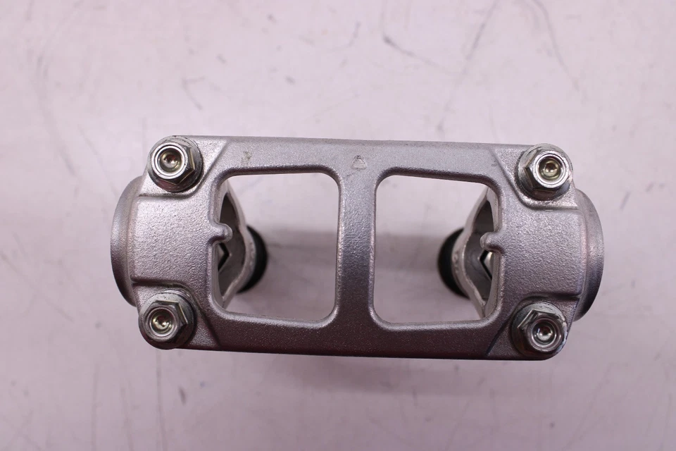 JUEGO DE ABRAZADERAS ELEVADORES DE MANILLAR 22-24 SUZUKI RMZ450 OEM Foto 2 de 4