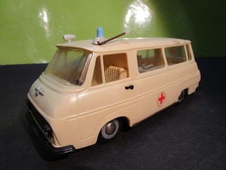 Skoda Krankenwagen Kunststoff mit Blechboden DDR Spielzeug