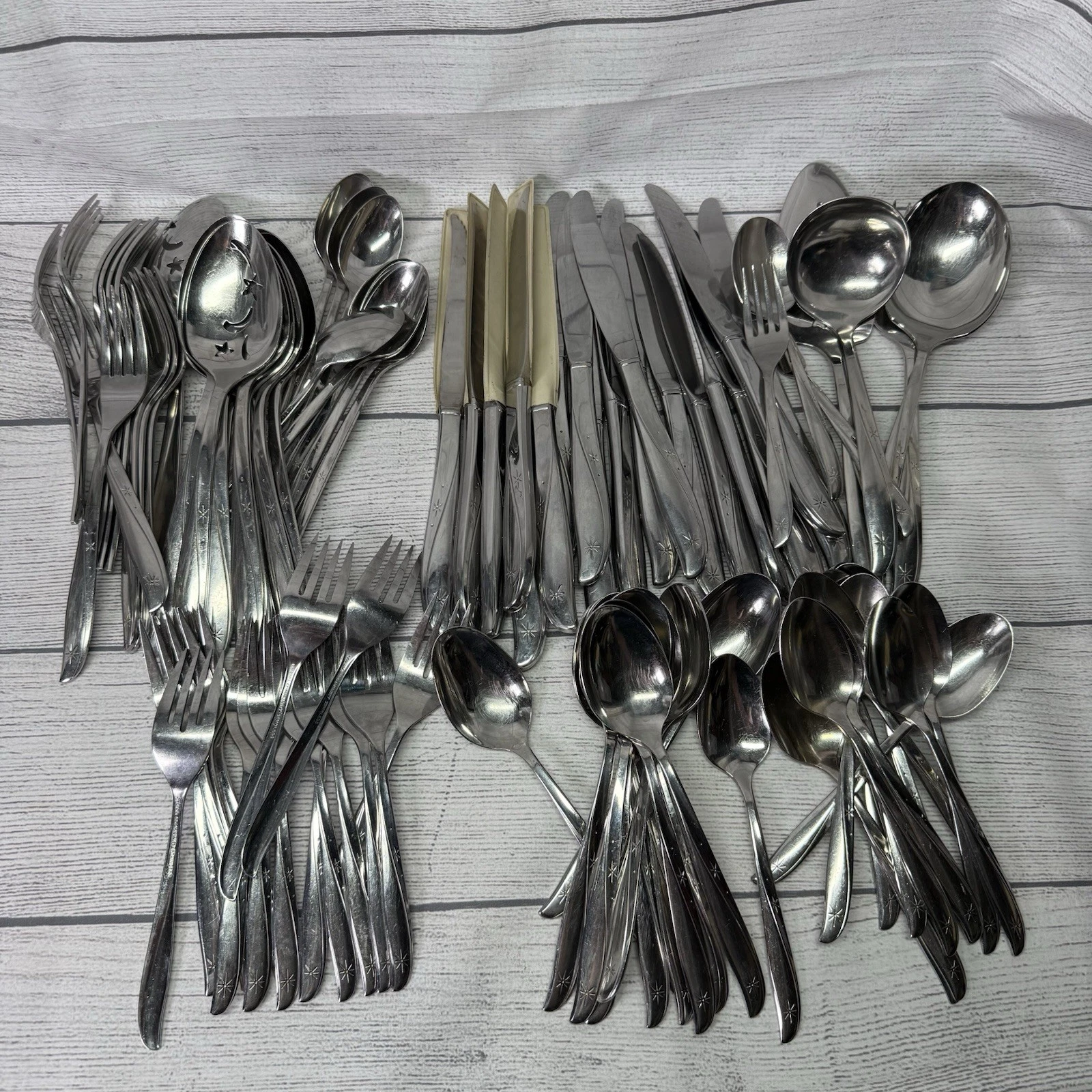 97 Pcs Oneida Community Twin Star Stainless Flatware Serving for 12 Silverware
Opens in a new window