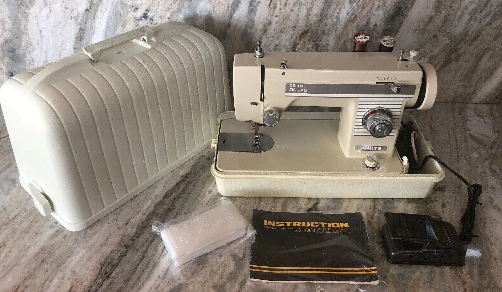 WHITE Deluxe Zig Zag SEWING MACHINE-Very Clean & Fully Serviced!!! UFM-1070