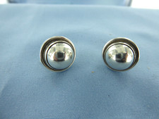 A VINTAGE PAIR OF GEORG JENSEN STERLING SILVER EARRINGS, DESIGN 86 D.LONDON 1965