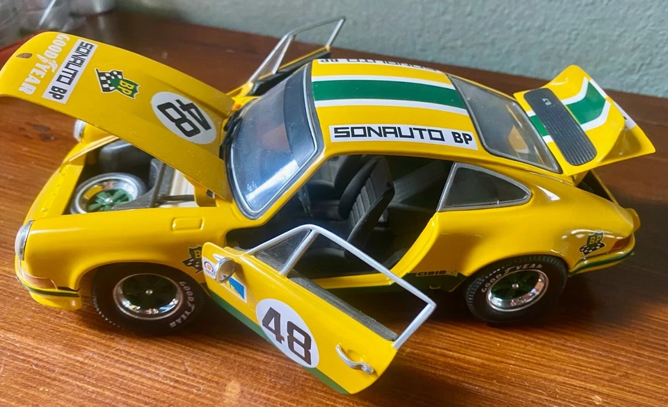 PORSCHE 911 CARRERA RS 2.7L 1973 1/18 UNIVERSAL HOBBIES EQUIPE SONAUTO BP RACING - Immagine 2 di 4