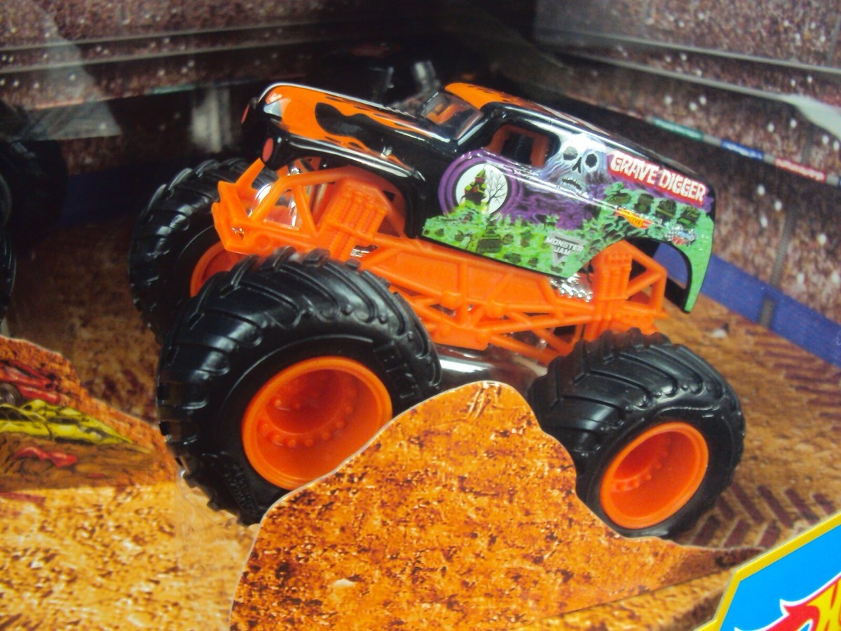 2017 HOT WHEELS MONSTER TRUCK JAM 25 YEARS 1992-2007 SMASH UP