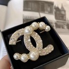 diamond-encrusted brooch Classic ladies'