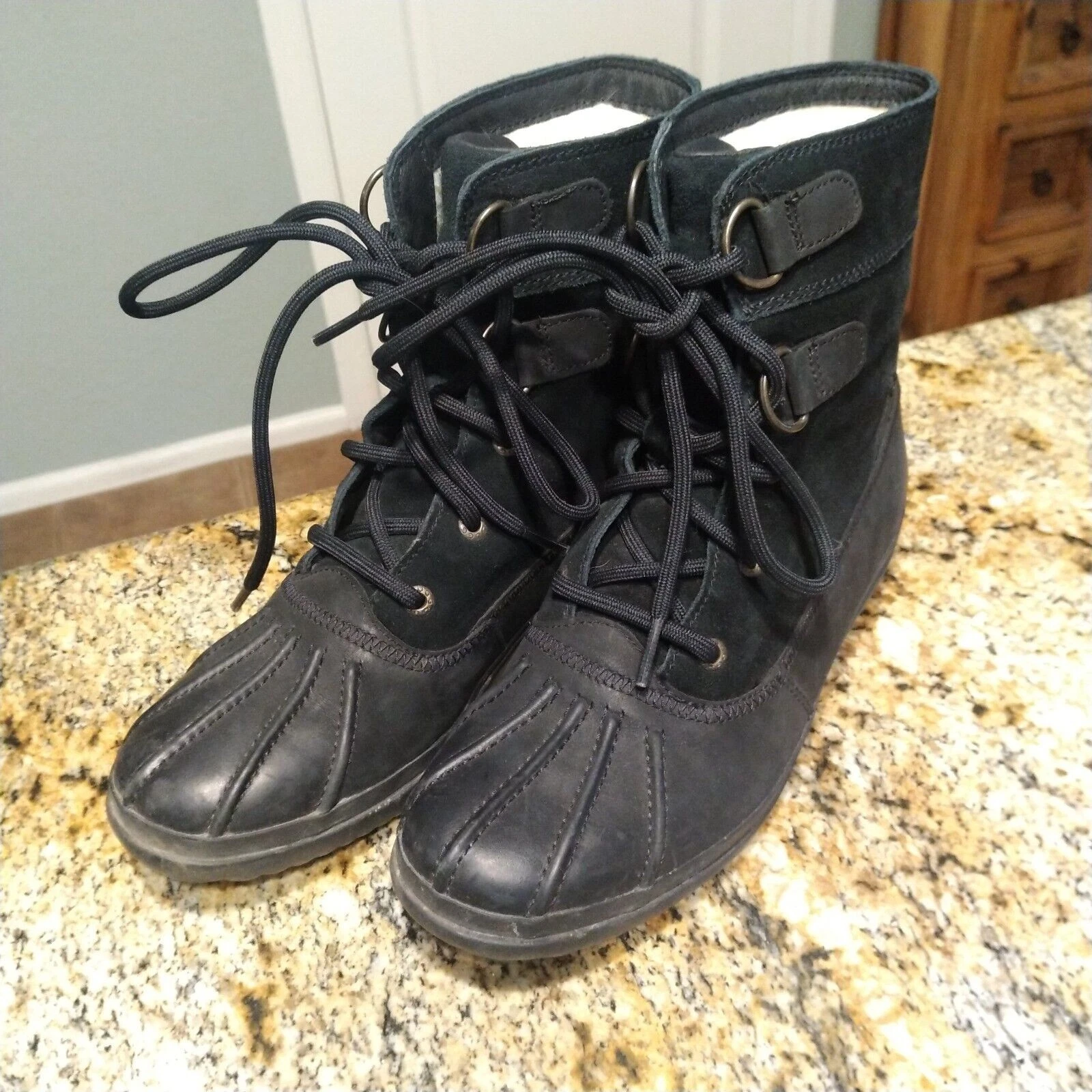 Stivali invernali UGG Azaria neri impermeabili scamosciati stringati pelle 1017380 donna 7