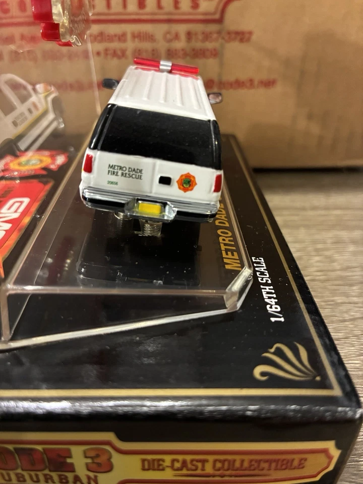 CÓDIGO 3 COLECCIONABLES METRO DADE FL BATALLÓN 5 1998 GMC SUBURBAN sin funda Foto 3 de 4