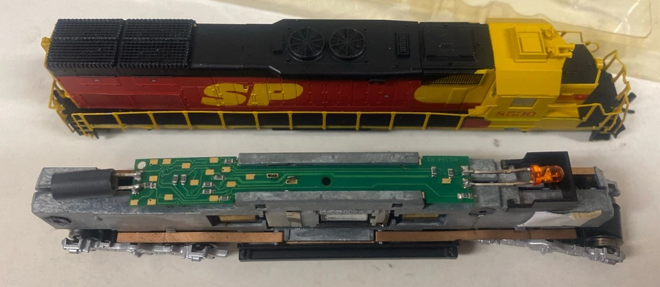 N Scale Intermountain Kodachrome SD40T-2 DCC Equipped SP 8530 Southern Pacific - Image 3 of 4