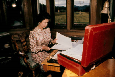 Die Königin an ihrem Versandkarton während in Balmoral 1972 4x6 Foto