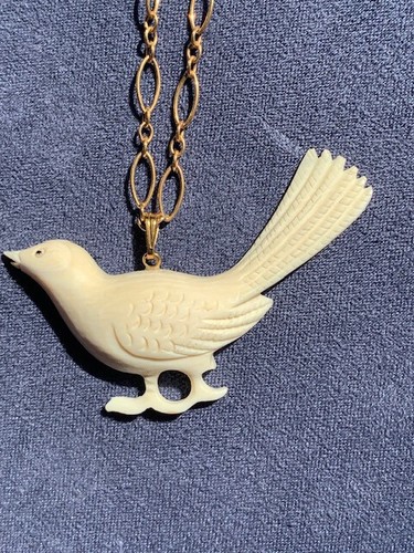 Very Pretty Porcelain Bird on a Beautiful 20" Gold Colored Link Chain - Picture 2 of 6