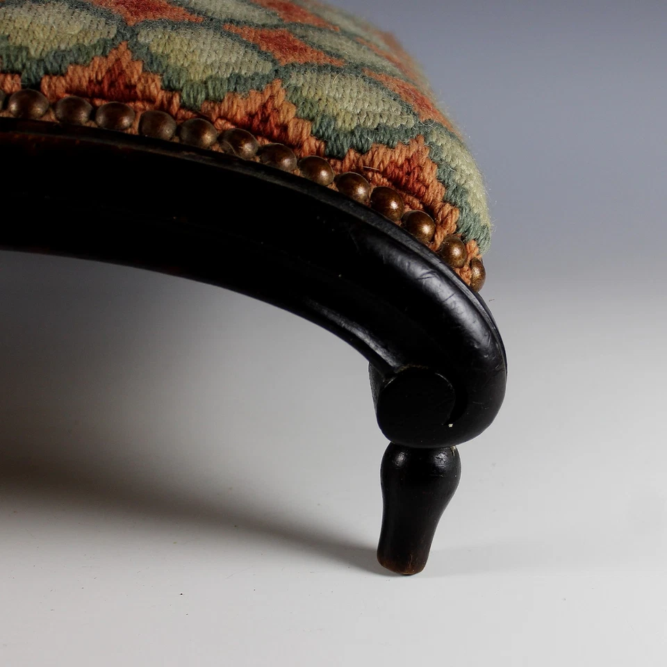 Antiguo reposapiés francés tallado en nogal / tapicería original otomana Foto 4 de 4