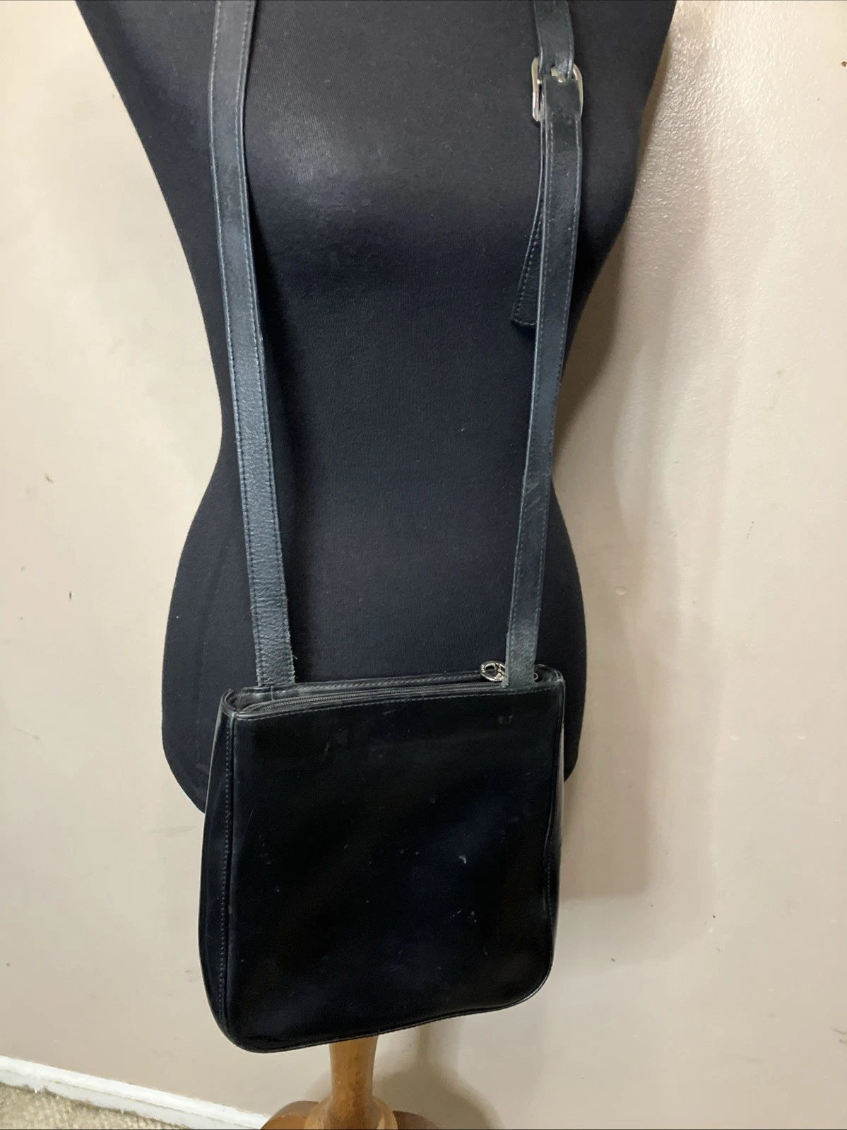 Borsa a tracolla vintage Longchamp in pelle nera con logo in rilievo al centro