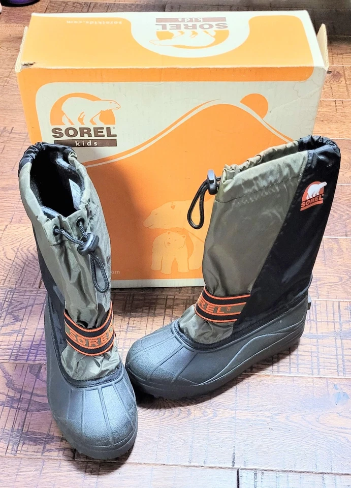 Botas de nieve Sorel juveniles Ice Fox talla 6 aisladas verdes y negras Foto 2 de 4