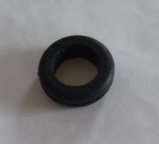 Gummi Durchgangstülle Zündschlüssel-Loch Seitendeckel passt Simson S50 S51 Neu