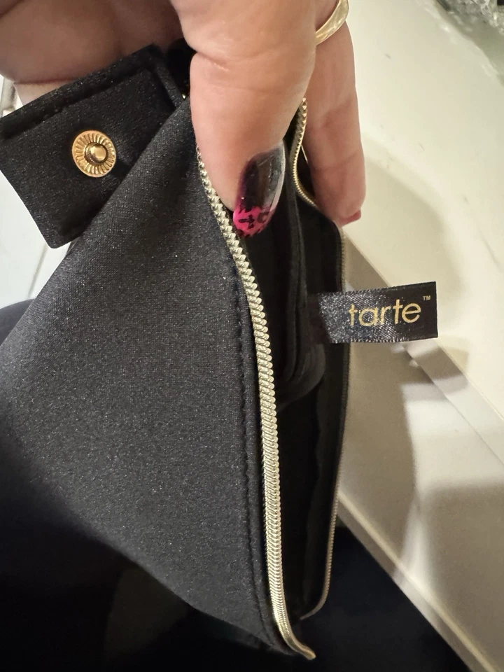 Bolsa de tecido cosmético maquiagem tarte Simply Chic ouro preto - Imagem 4 de 4