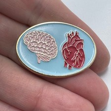 Spilla da bavero smaltata Melanie Martinez Cry Baby cervello cuore anatomia