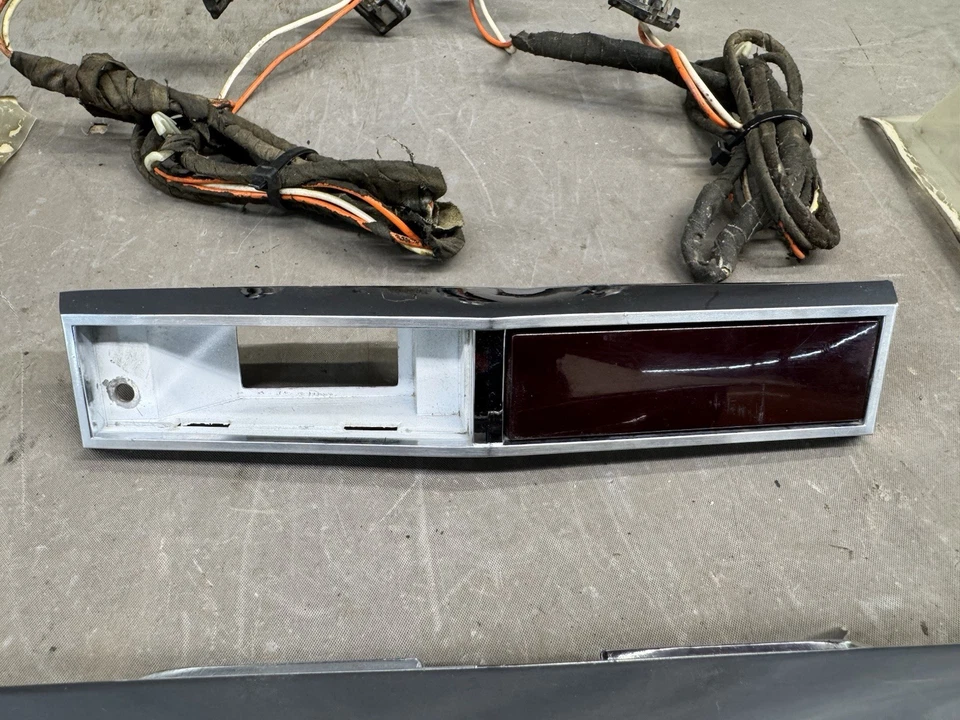 Oldsmobile Starfire Ninety Eight Door Panel Cortesía Lámpara Bisel Cableado Foto 3 de 4