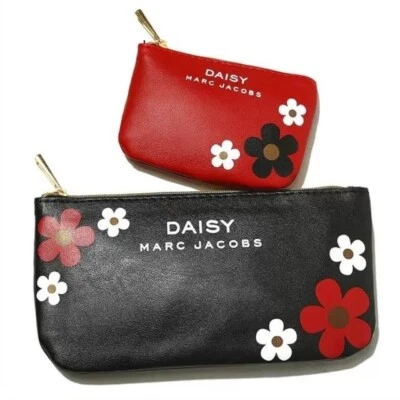 Ein Set aus zwei Original Marc Jacobs Daisy Kosmetiktaschen, Größe: M, S Neu