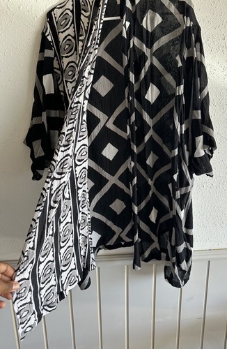 Vintage Jakarta California Black & White Rayon Abstract Tribal Print Shawl Sz M - Picture 4 of 10