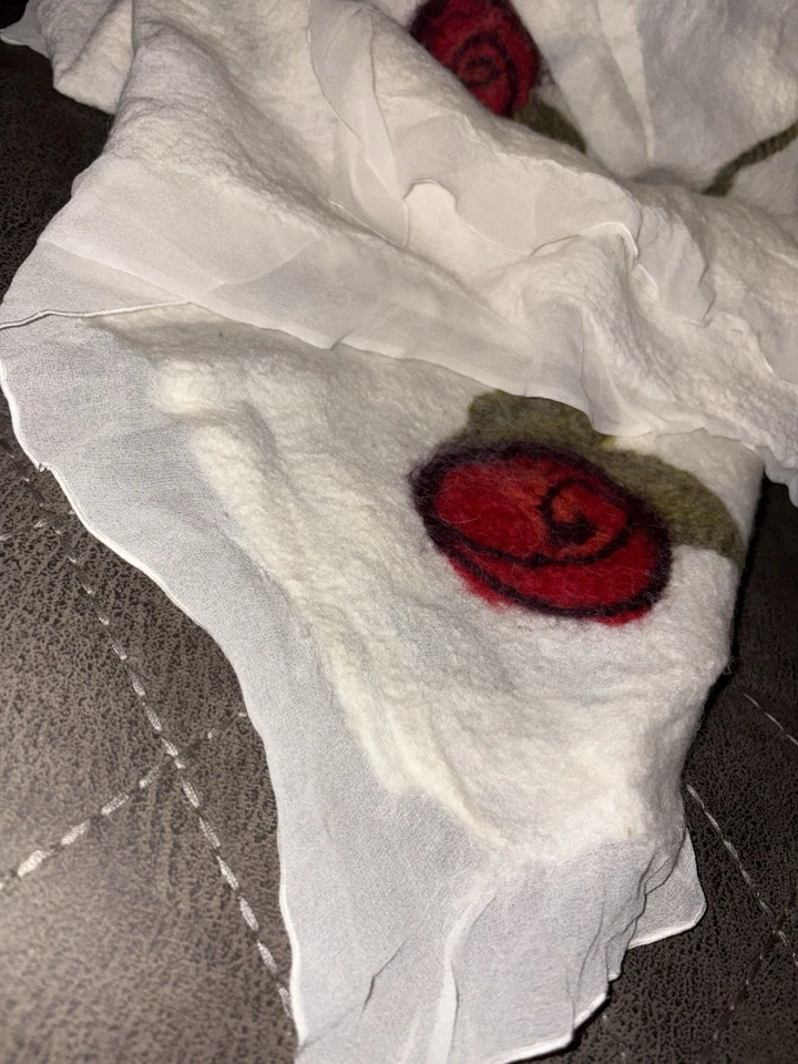 Andrea Le Beau Blanco Seda Gasa y Fieltro Lana Rojo Floral Bufanda Mantón Hecho a Mano Foto 4 de 4