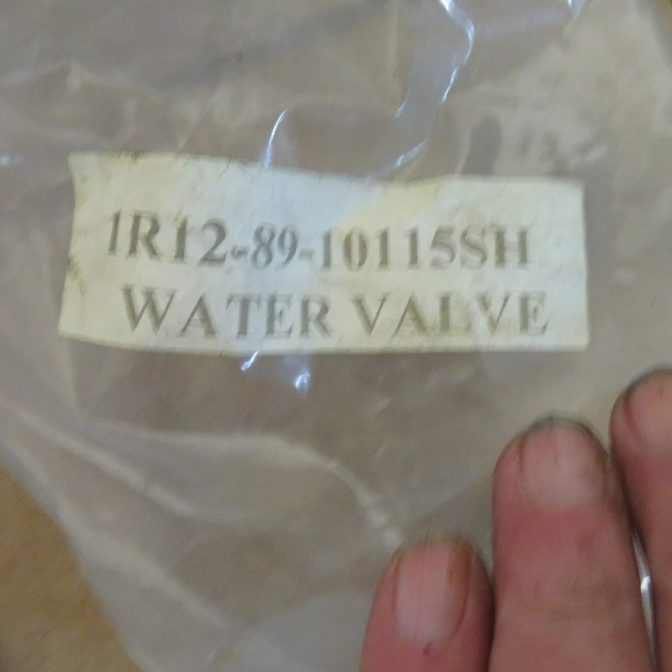 VÁLVULA DE AGUA PARA CALENTADOR ASTON MARTIN VANQUISH 1R12-89-10115 Foto 2 de 2