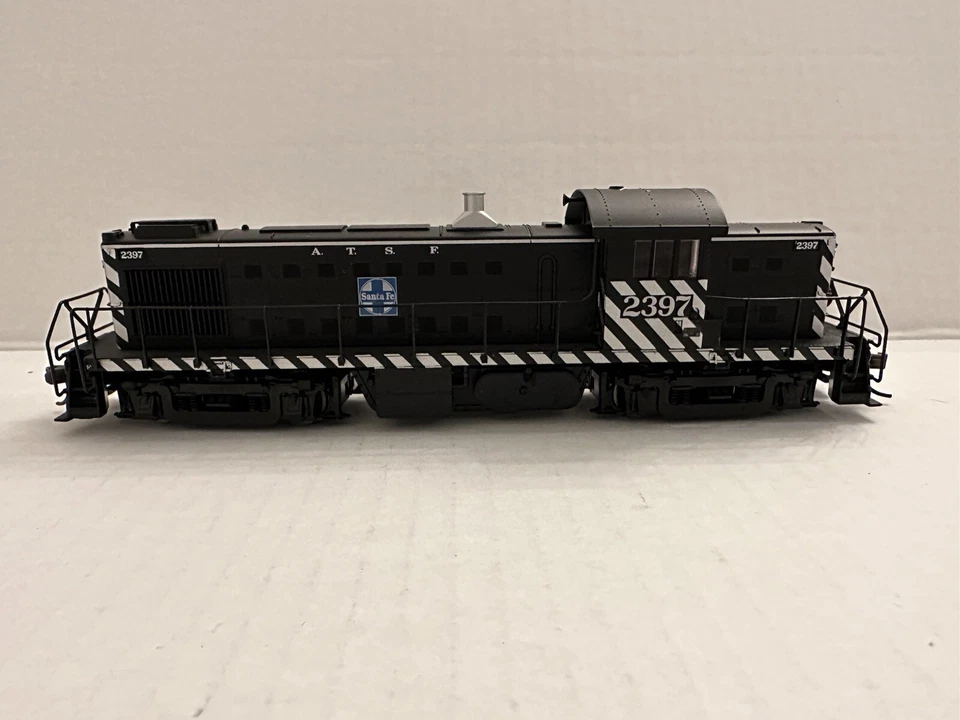 ATLAS CLASSIC HO SCALE #8853 ALCO RS-1 SANTA FE #2397 - Image 2 of 4