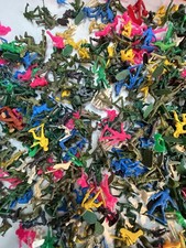 Huge Lot If 642 Vintage Army Men From The 60  s  70  s Several Different Stlyes.