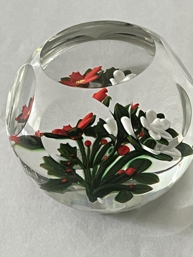 Peter McDougall Poinsettia & Christmas Rose Faceted Miniature Paperweight 18/40 - Picture 4 of 10