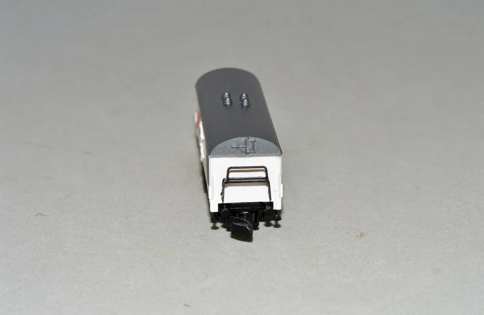 Z Scale Marklin White Refrigerator Freight Car w/ Red Packing Ribbon Out Of Set - Image 2 of 4