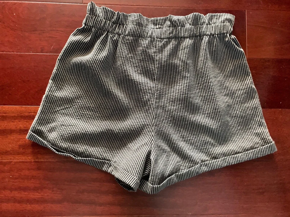 Shorts listrado Charlotte Russe cinza tamanho M elegante algemado elástico plissado - Imagem 4 de 4
