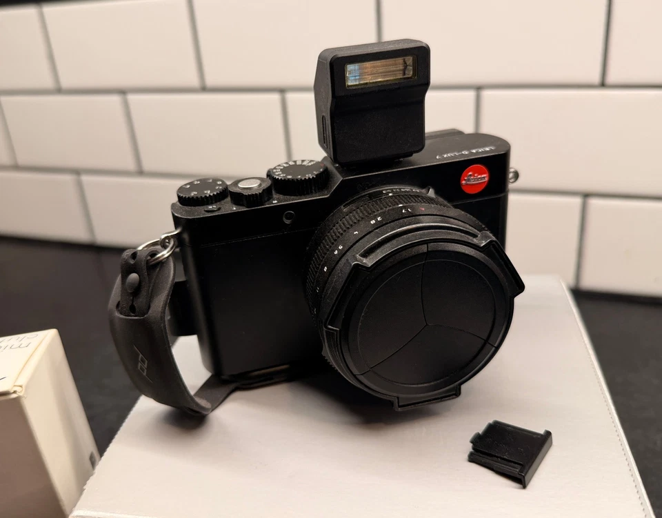 LEICA D-LUX 7 - Barely Used! 3x Batteries, 256GB Card, Peak Design strap & more! - Image 2 of 4