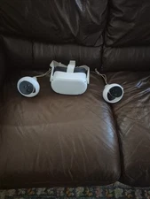 META QUEST 2 256 gB WITH CONTROLLERS **GOOD CONDITION** SILICONE COVER INCLUDED