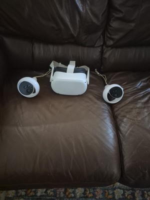 META QUEST 2 256 gB WITH CONTROLLERS **GOOD CONDITION** SILICONE COVER INCLUDED