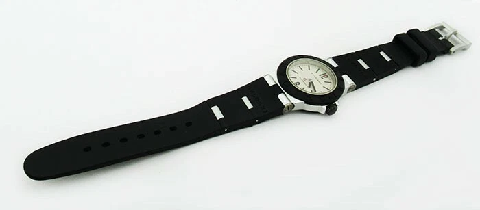 RELOJ BVLGARI ALUMINIO AUTÉNTICO MODELO L19585 *Hecho en Suiza* Precio de venta sugerido por el fabricante $2.950. Foto 3 de 4