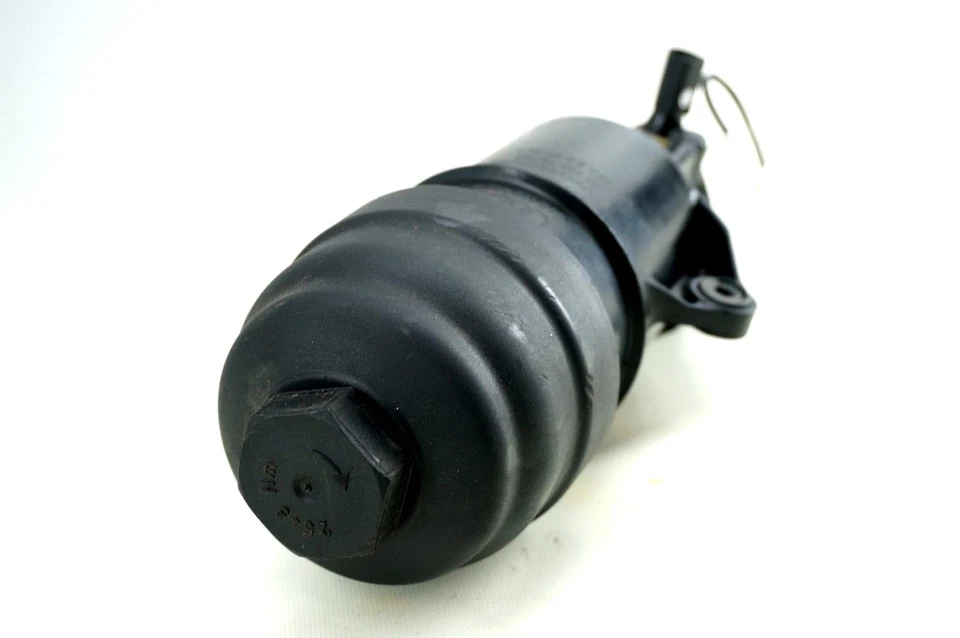 Корпус масляного фильтра охладителя двигателя двигателя Audi A4 B7 2005-2009 годов выпуска 06E115405A - Изображение 3 из 4