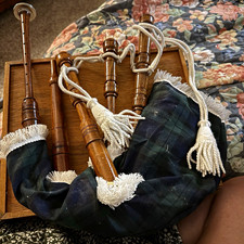 Bagpipes of Caledonia Great Highland Bagpipe Set Black/Green w/ Case Book