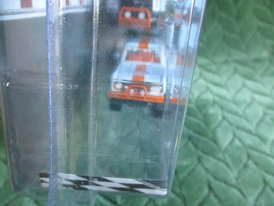 Greenlight Mijo Exclusive Gulf '66 Ford Bronco-'15 Ford F-150 и бортовой прицеп - Изображение 4 из 4