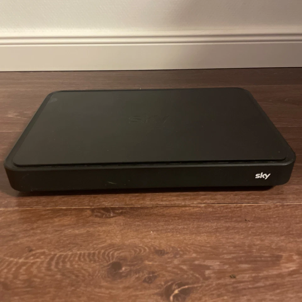 SKY Q KABEL RECEIVER ESD-160c. 1TB Festplatte u, allen Kabeln inkl. 2 x AAA  - Bild 2 von 4