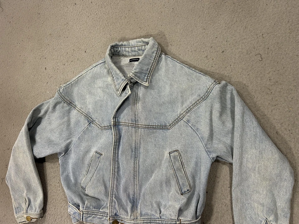 Jaqueta jeans Brandy Melville feminina tamanho único lavagem leve estilo cropped - Imagem 2 de 4