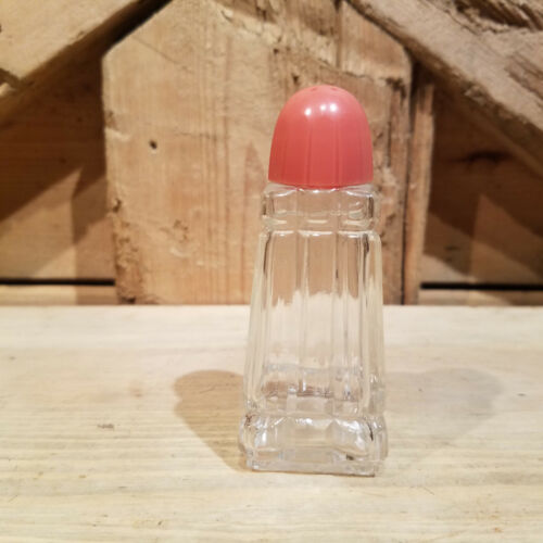 Shaker sale e pepe in vetro trasparente con coperchi in plastica rossa - Swanky Barn - Foto 7 di 12