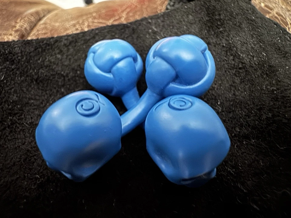 Gemelos calavera Alexander McQueen ojos de cristal azul cobalto Foto 3 de 4