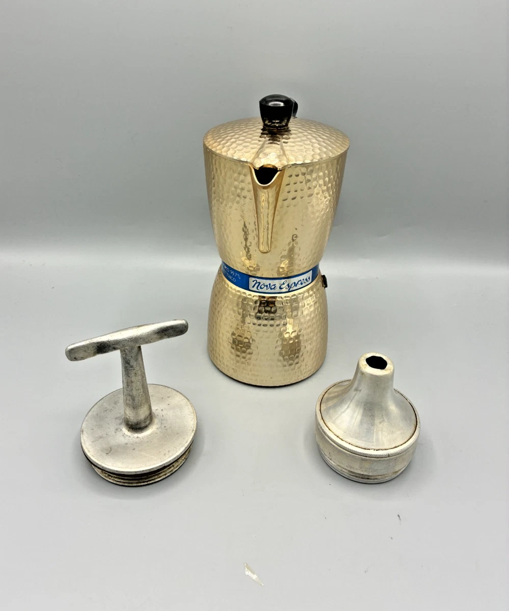 Cafetière italienne vintage deux tasses en aluminium Photo Stock - Alamy
