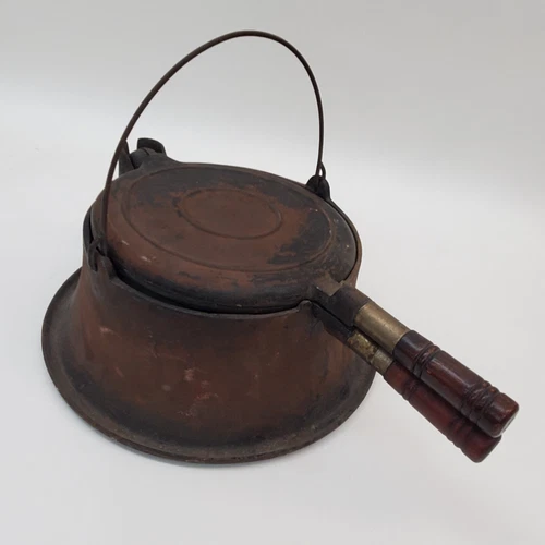 Vintage Wagner #8 Revolving Cast Iron Waffle Maker w/Wood Handles Patented 1910