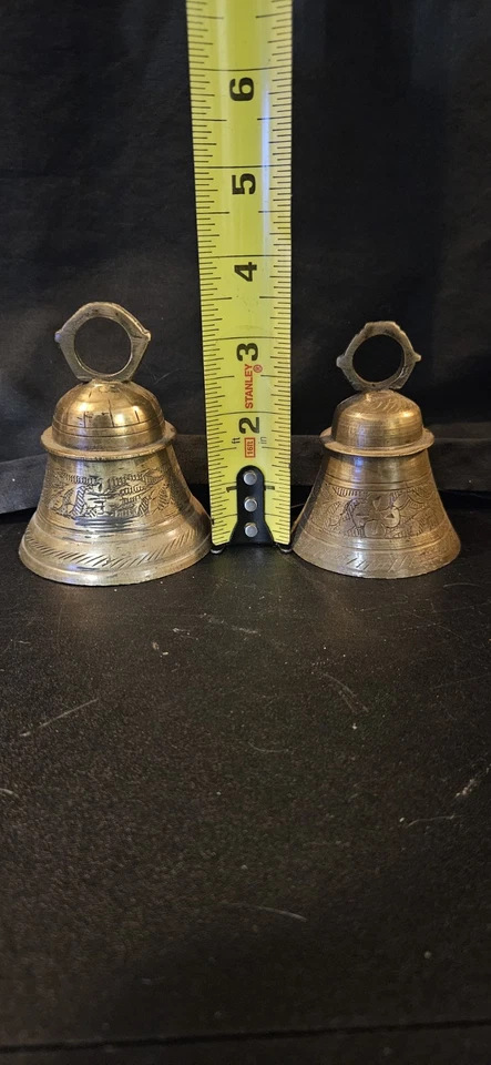 Antiguas campanas de templo de latón indio con flores grabadas o grabadas a mano y... Foto 4 de 4