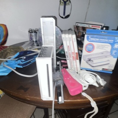 Nintendo Wii Console Bundle w/ Remote, Charging Dock & Games