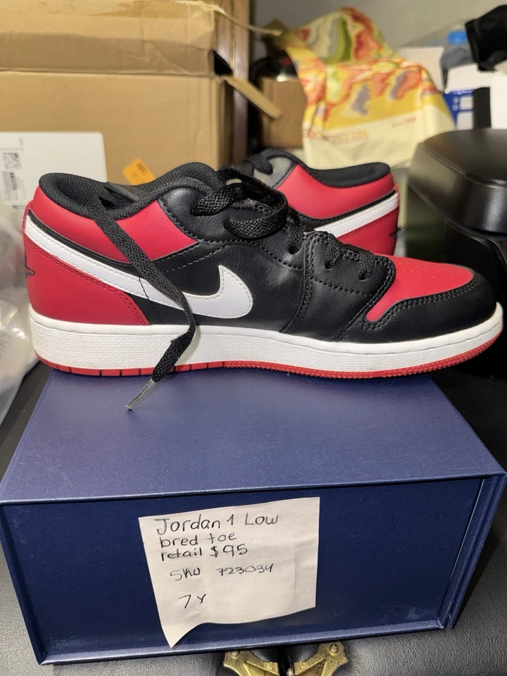 Jordan 1 Low Top Bred Toe Rojo/Negro/Blanco, Talla 7Y Foto 4 de 4