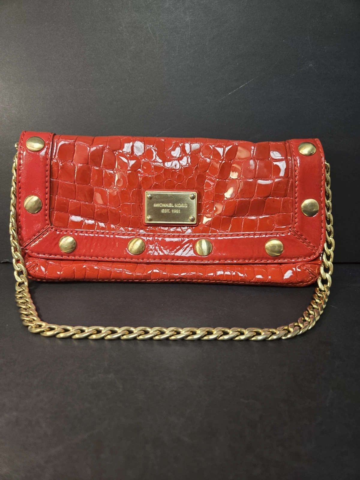 Borsa a mano pochette Michael Kors pelle di alligatore rosso borchie tono oro tracolla catena A 0801