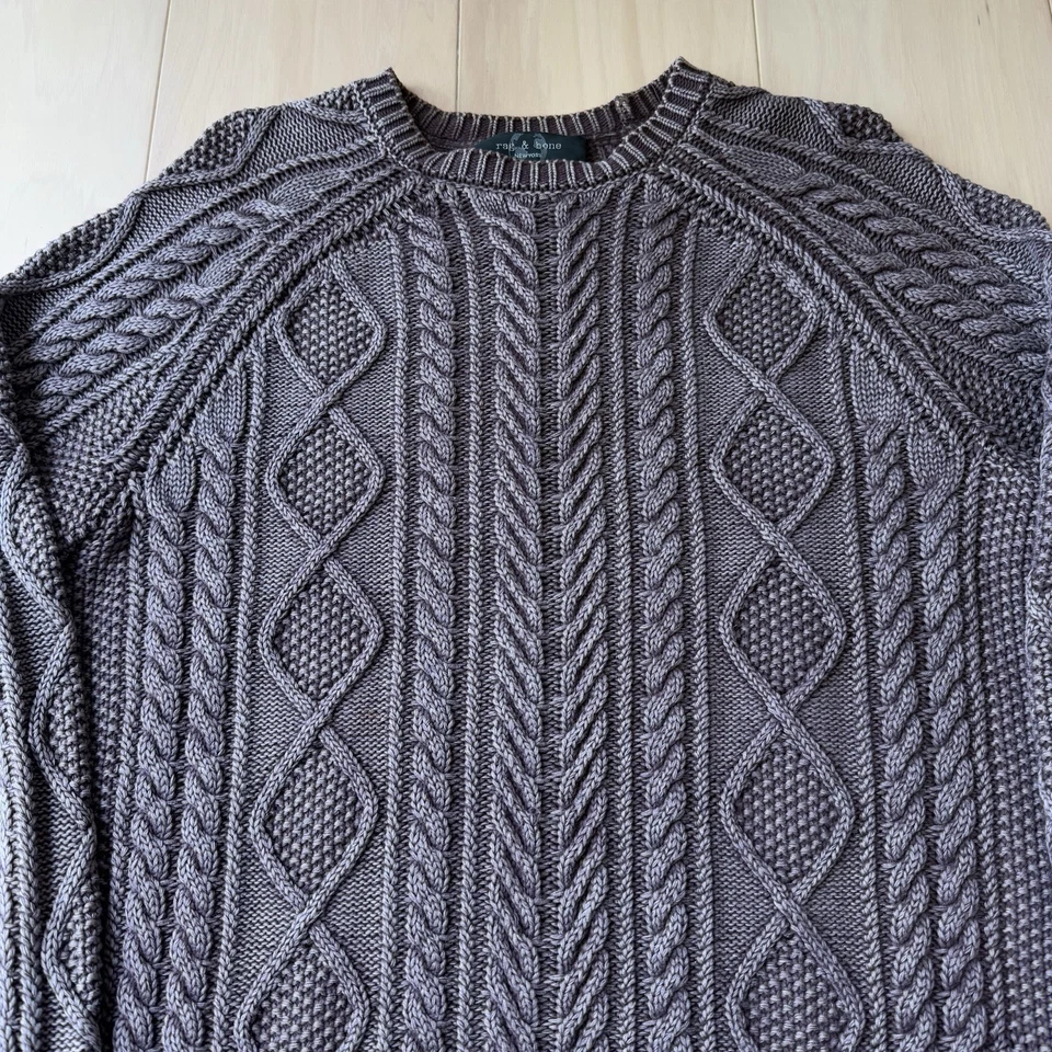 Suéter tejido con cable pequeño de algodón malva minimalista Rag & Bone Dexter Aran Foto 3 de 4
