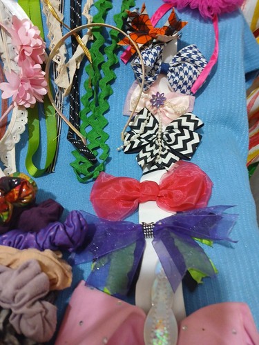 Girls 100 Liece Hair Lot ( Barretts, Bows, Headbands, Scrunchies, Pom Poms... - Picture 3 of 19