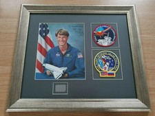 Michael Foale NASA astronaut signed display patches autograph